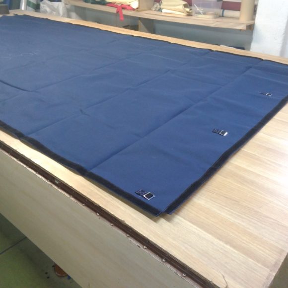 Plandeka o wym. 3,15 x 1,65 m, z mocnego ortalionu