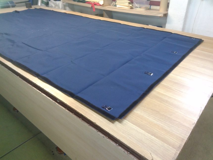 Plandeka o wym. 3,15 x 1,65 m, z mocnego ortalionu