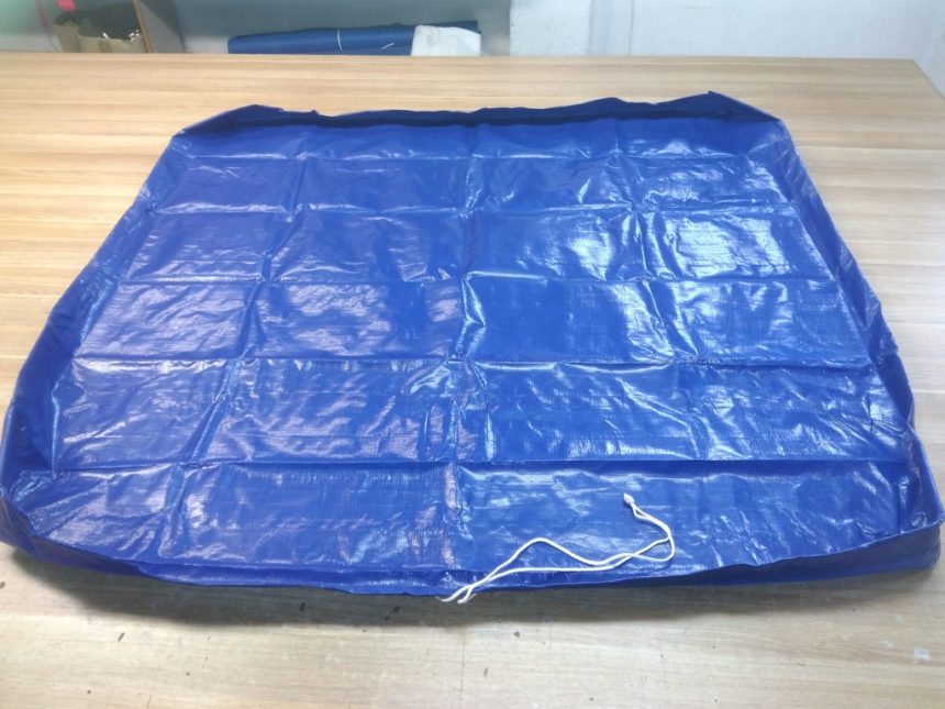 Pokrowiec z tkaniny tarpaulin na piaskownicę o wym. 1,2 x 1,2 m.